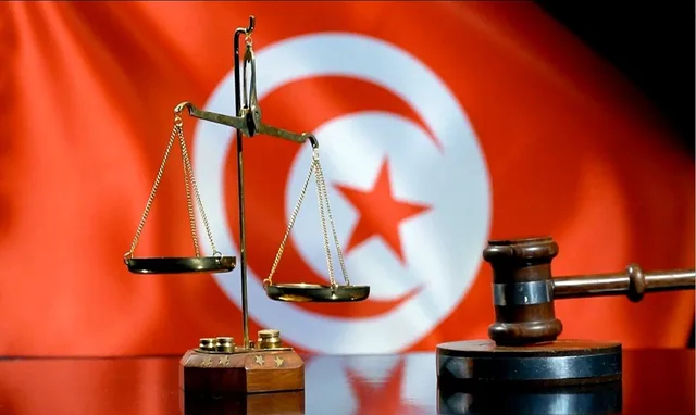 Une balance de la justice et un marteau de juge devant le drapeau rouge de la Tunisie, illustration d'archives