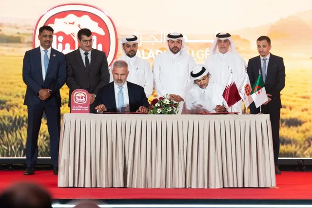 Responsables algériens et qataris lors de la cérémonie de signature du contrat du projet laitier Baladna Algérie, photo d'archives