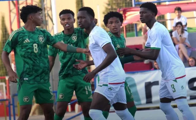Joueurs de l'équipe de Mauritanie des moins de 20 ans, en blanc, lors d'un match du tournoi COTIF en Espagne en 2025, photo d'archives