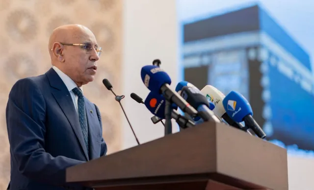Le président Ghazouani s'exprime à un pupitre devant des micros