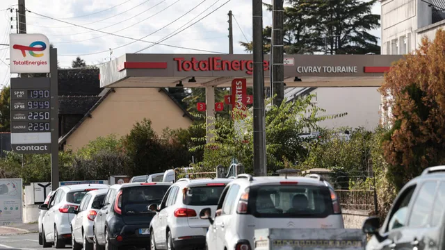Des voitures font la queue devant une station-service TotalEnergies en France