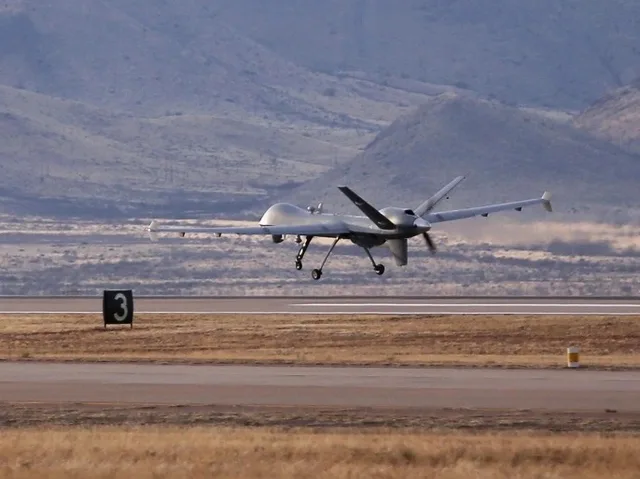 Un drone militaire atterrit sur une piste