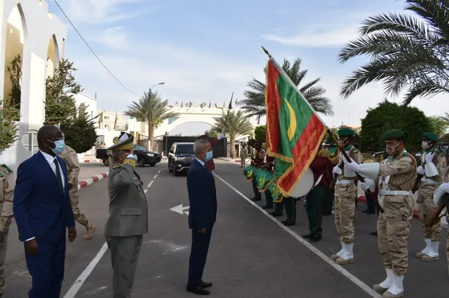 Des militaires portant le drapeau mauritanien lors d'une cérémonie à l'état-major général des armées