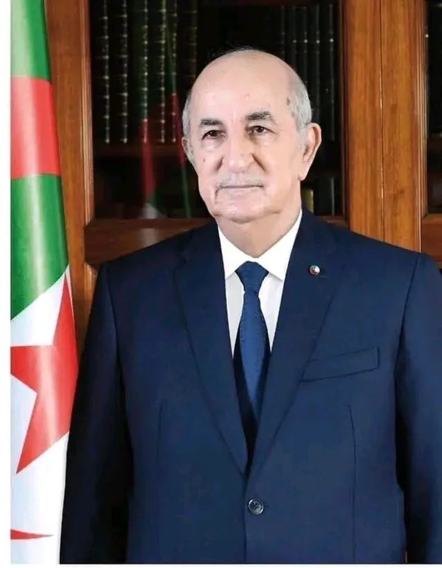 Portrait officiel du président algérien Abdelmadjid Tebboune devant le drapeau algérien