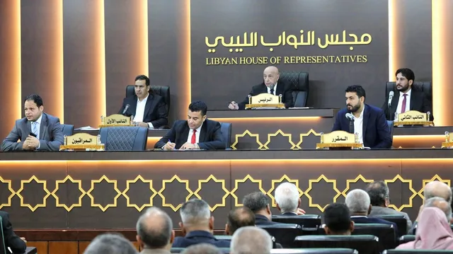 Le bureau de la Chambre des représentants libyenne à la tribune lors d'une séance antérieure, face aux députés, photo d'archives
