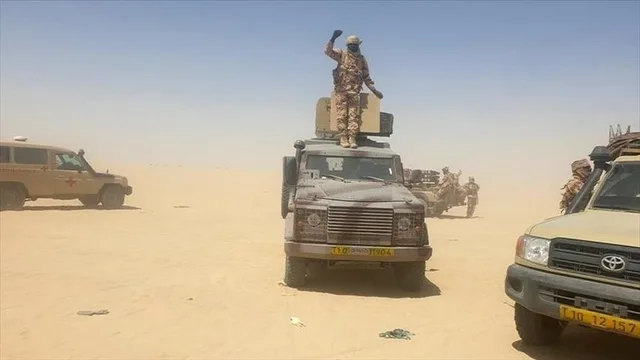 Soldats tchadiens sur des véhicules militaires dans une zone désertique, photo d'archives