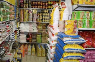 Des rayons de magasin remplis de sacs de riz, de conserves et de bouteilles d'huile, photo d'archives