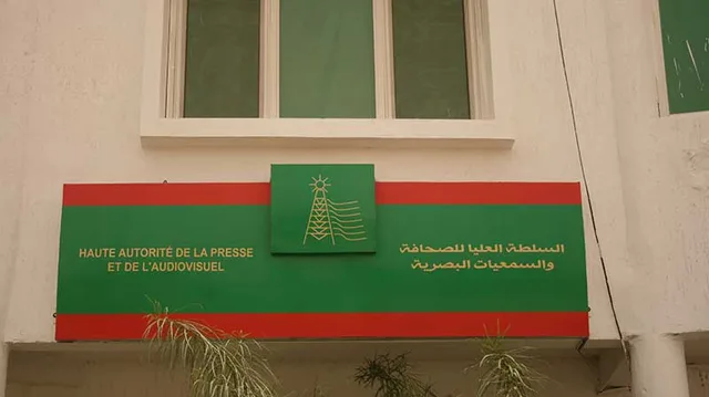 Enseigne de la Haute Autorité de la presse et de l'audiovisuel sur la façade de son siège