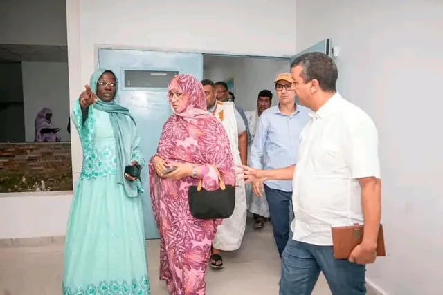 La ministre de la Santé visite un nouveau centre de santé avec des responsables
