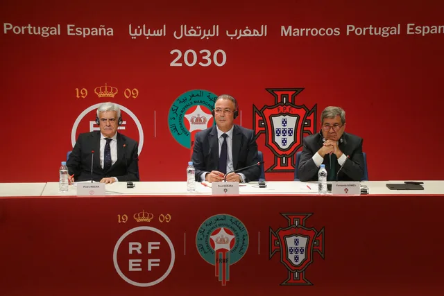 Fouzi Lekjaa assis en conférence de presse entre les présidents des fédérations espagnole et portugaise