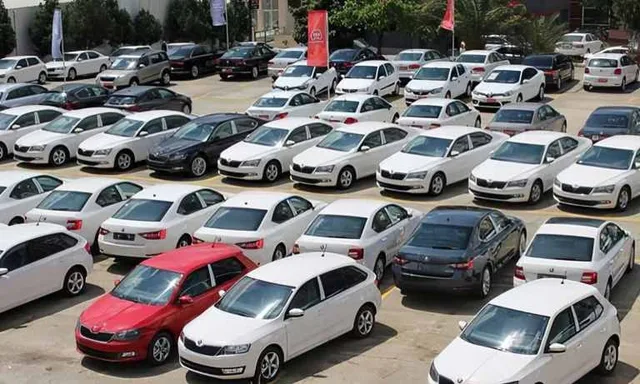 Des rangées de voitures neuves stationnées sur un parking à ciel ouvert, photo d'archives