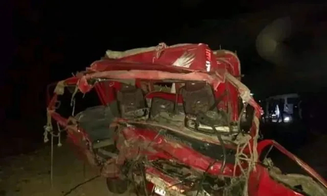 Épave d'un autocar rouge après un précédent accident de la route en Égypte, de nuit, photo d'archives
