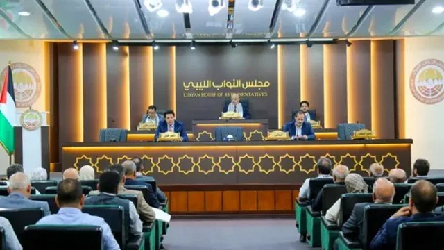Des députés libyens dans l'hémicycle face à la tribune de la présidence, photo d'archives