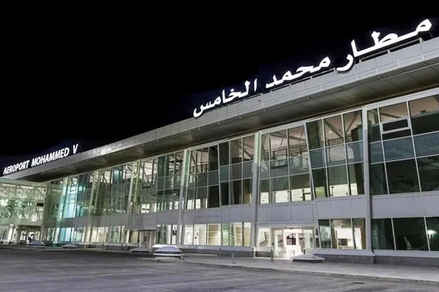 La façade du terminal de l'aéroport Mohammed V de nuit, avec son nom en arabe et en français, photo d'archives