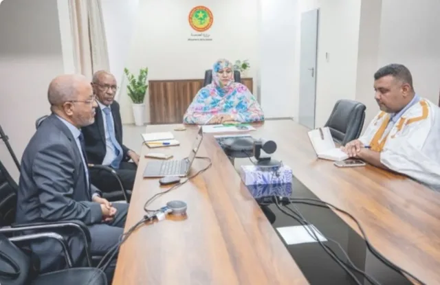 La ministre de la Santé préside une réunion autour d'une table avec trois responsables