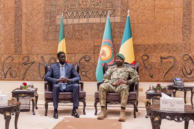 Le président sénégalais Bassirou Diomaye Faye et le président de la Transition malienne Assimi Goïta assis devant les drapeaux du Sénégal, du Mali et de l'AES, photo d'archives