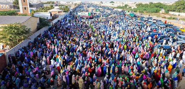 Une foule nombreuse lors d'un rassemblement politique dans une rue de Nouakchott