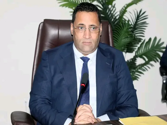 Le Premier ministre assis à un bureau devant un micro