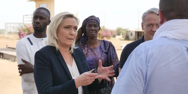 Marine Le Pen s'entretient en plein air avec un groupe de personnes, photo d'archives