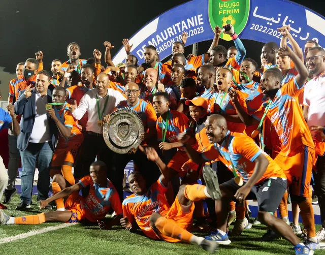 Les joueurs du FC Nouadhibou en orange célèbrent le titre de champion de Mauritanie