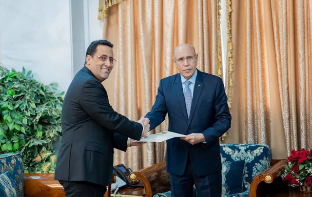 Le Premier ministre Mokhtar Ould Djay remet un document au président Mohamed Ould Cheikh El Ghazouani
