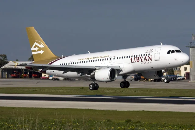 Un avion de ligne de Libyan Airlines sur une piste, photo d'archives