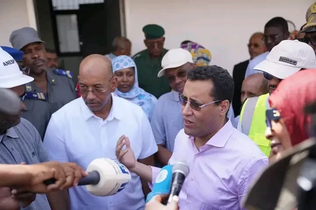 Le Premier ministre Mokhtar Ould Djay s'adresse aux journalistes lors d'une visite de terrain à Nouakchott