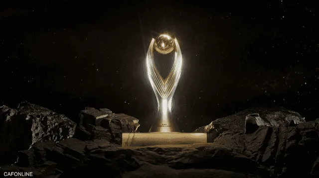 Le nouveau trophée doré de la Ligue des champions CAF posé sur un socle au milieu de rochers, fond sombre, photo d'archives