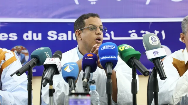 Yacoub Lemrabet s'exprime devant les micros lors d'une conférence de presse de la coalition Forces du salut