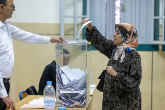 Une électrice dépose son bulletin lors des législatives marocaines de septembre 2026, photo d'archives