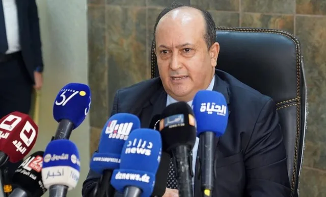 Le Premier ministre algérien Sifi Ghrieb s'exprime devant des micros de médias