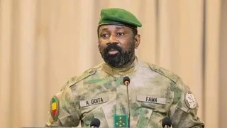 Le général Assimi Goïta en tenue militaire et béret vert devant un micro, photo d'archives