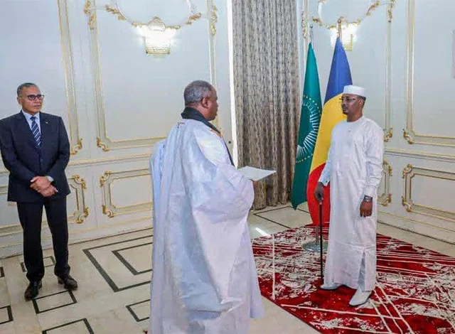 Le président tchadien et l'ambassadeur mauritanien lors de la cérémonie de remise des lettres de créance