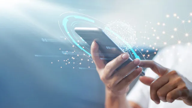 Deux mains tenant un smartphone entouré de graphismes de réseau numérique lumineux, illustration d'archives
