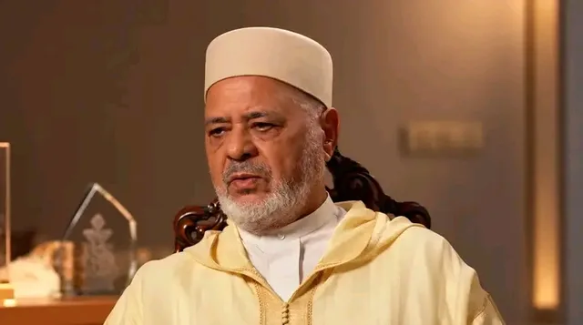 Ahmed Raissouni assis, coiffé d'un bonnet blanc