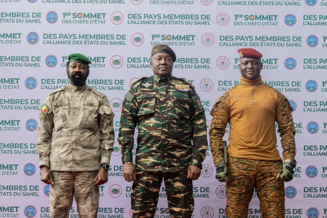 Les présidents du Mali, du Niger et du Burkina Faso devant la bannière du premier sommet de l'AES