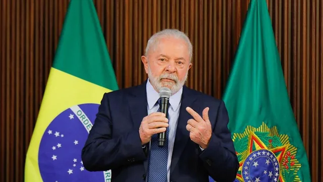 Le président brésilien Lula da Silva s'exprime au micro devant deux drapeaux du Brésil, photo d'archives
