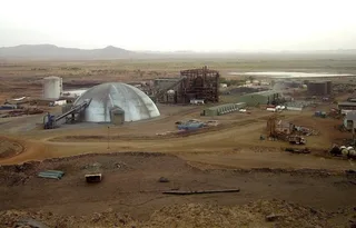 Installations industrielles d'une mine en zone désertique près d'Akjoujt