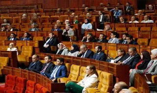 Des députés assis sur des sièges orange dans l'hémicycle de la Chambre des représentants marocaine, photo d'archives