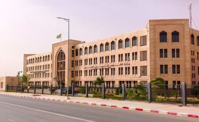 La façade du ministère des Affaires étrangères à Nouakchott et le drapeau mauritanien