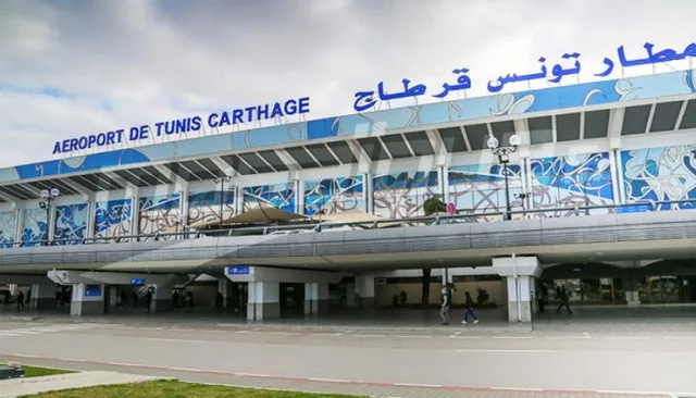 La façade du terminal de l'aéroport de Tunis-Carthage avec son nom en arabe et en français, photo d'archives
