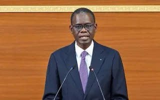 Le Premier ministre sénégalais Ahmadou Al Aminou Lo s'exprimant devant deux micros à l'Assemblée, photo d'archives