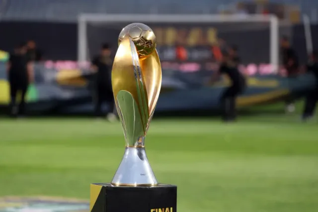 Le trophée doré de la Ligue des champions CAF sur un socle noir marqué FINAL, sur la pelouse d'un stade, photo d'archives