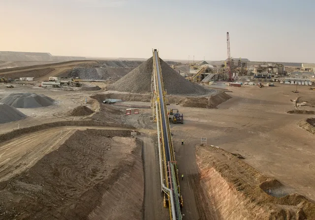 Vue aérienne des installations de traitement du minerai à la mine de Tasiast