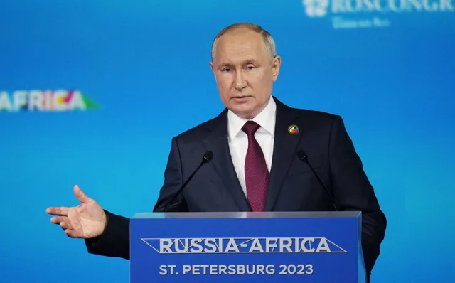 Le président russe Vladimir Poutine s'exprimant derrière un pupitre marqué Russie-Afrique Saint-Pétersbourg 2023, photo d'archives