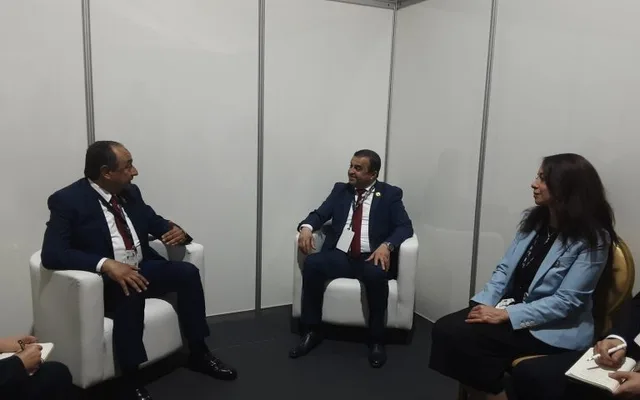 Le ministre algérien Mohamed Arkab assis au centre lors d'une rencontre bilatérale, photo d'archives