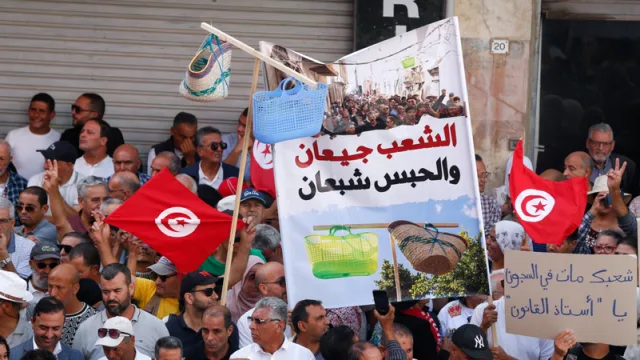 Des manifestants dans une rue de Tunis