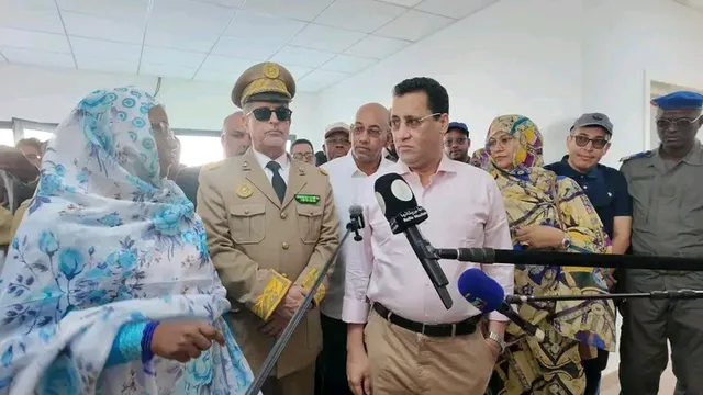 Le Premier ministre El Moctar Ould Djay s'adresse à la presse lors d'une visite d'une structure de santé