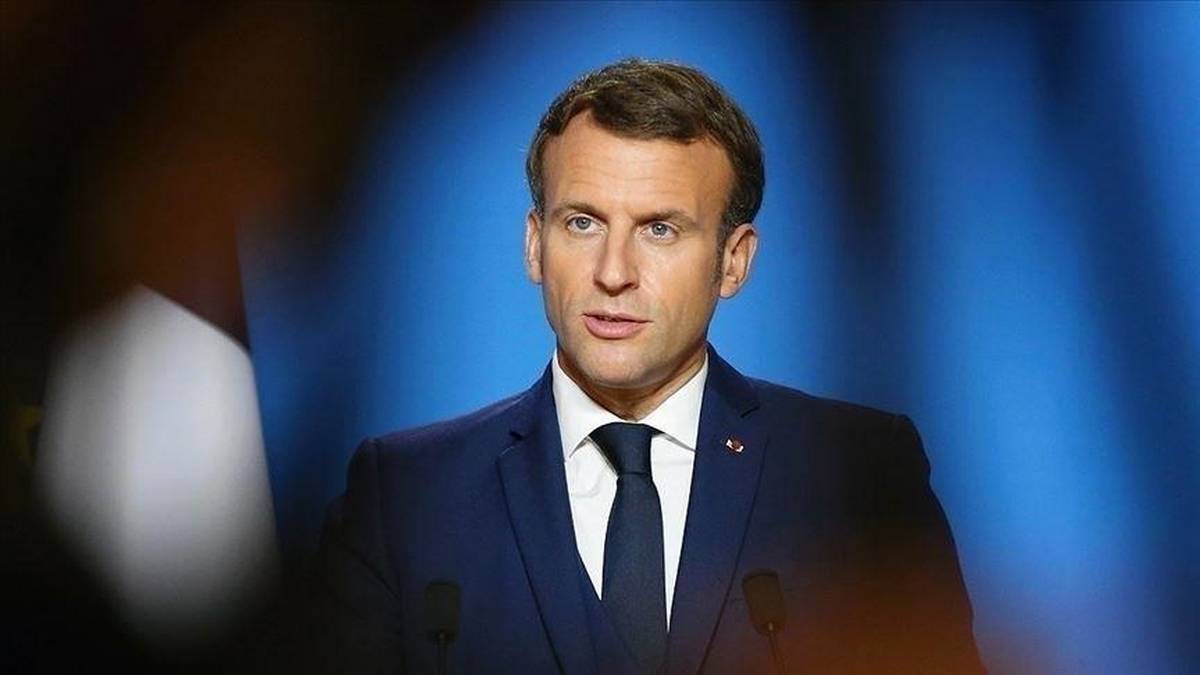 Le président français Emmanuel Macron s'exprimant devant des micros sur fond bleu, photo d'archives