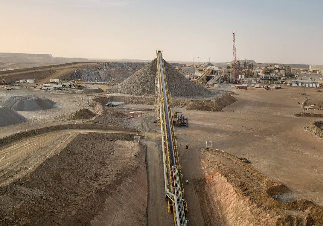 Vue aérienne des installations de traitement du minerai à la mine de Tasiast